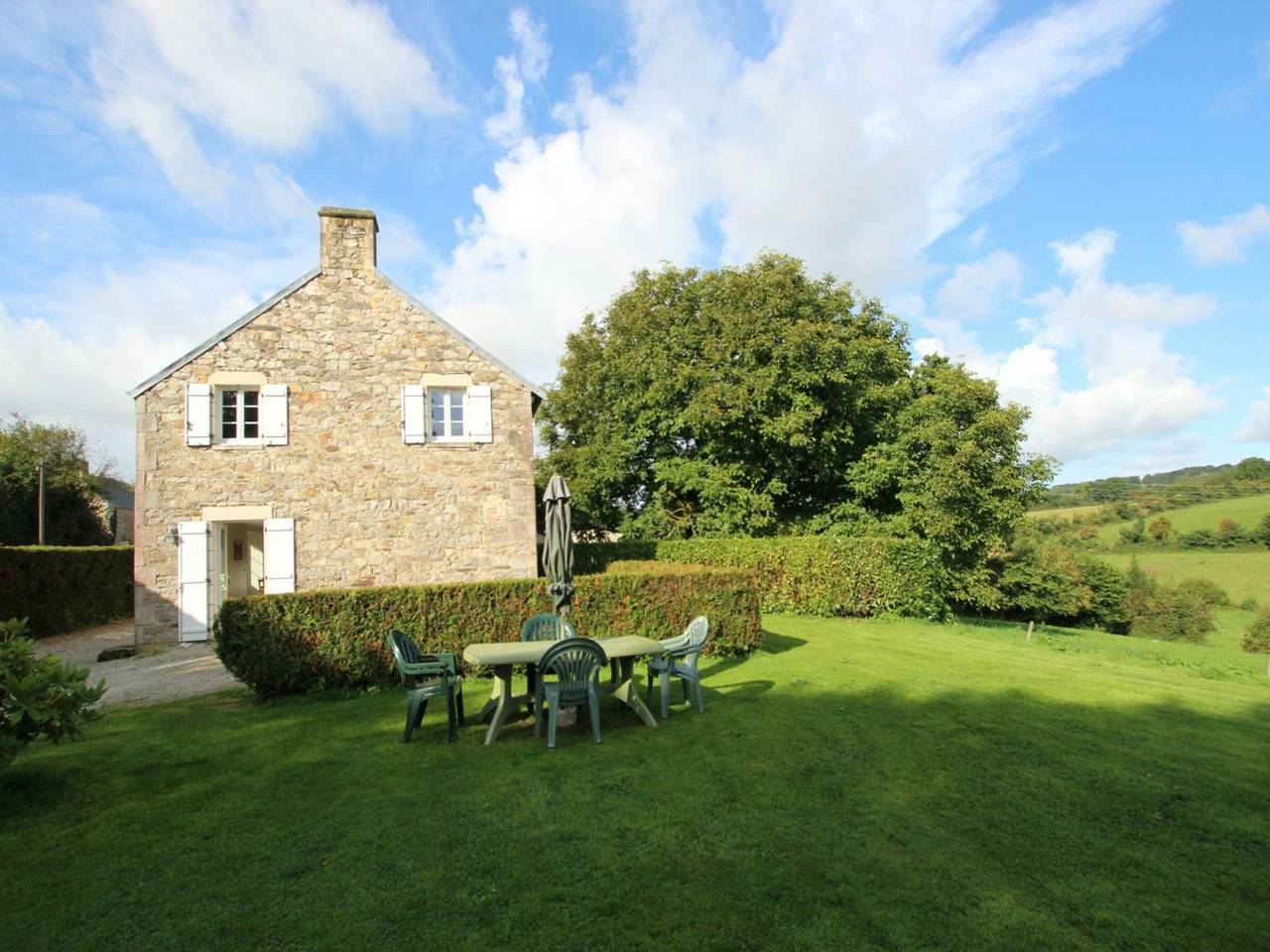 Encantadora casa con chimenea, jardín, se admiten animales in Saint-Martin-le-Hébert, Côte de la Déroute