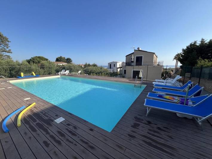 Ferienwohnung für 4 Personen, mit Balkon und Terrasse sowie Garten und Pool