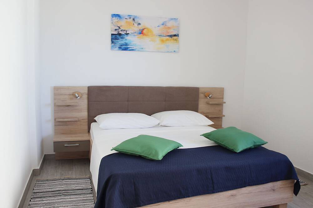 Ganze Wohnung, Central Gem: Sea-View Hideaway + Parking in Necujam, Solta