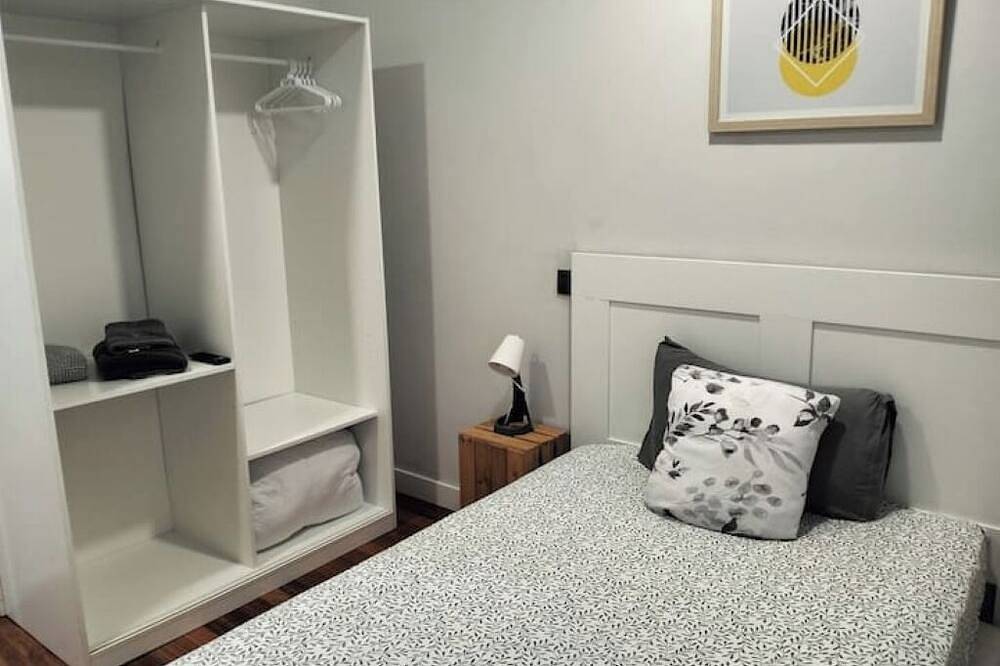 Cozy Room & Garage Across from the Guggenheim – Central, Safe, and Pet-Friendly! in Bilbao, Bizkaia