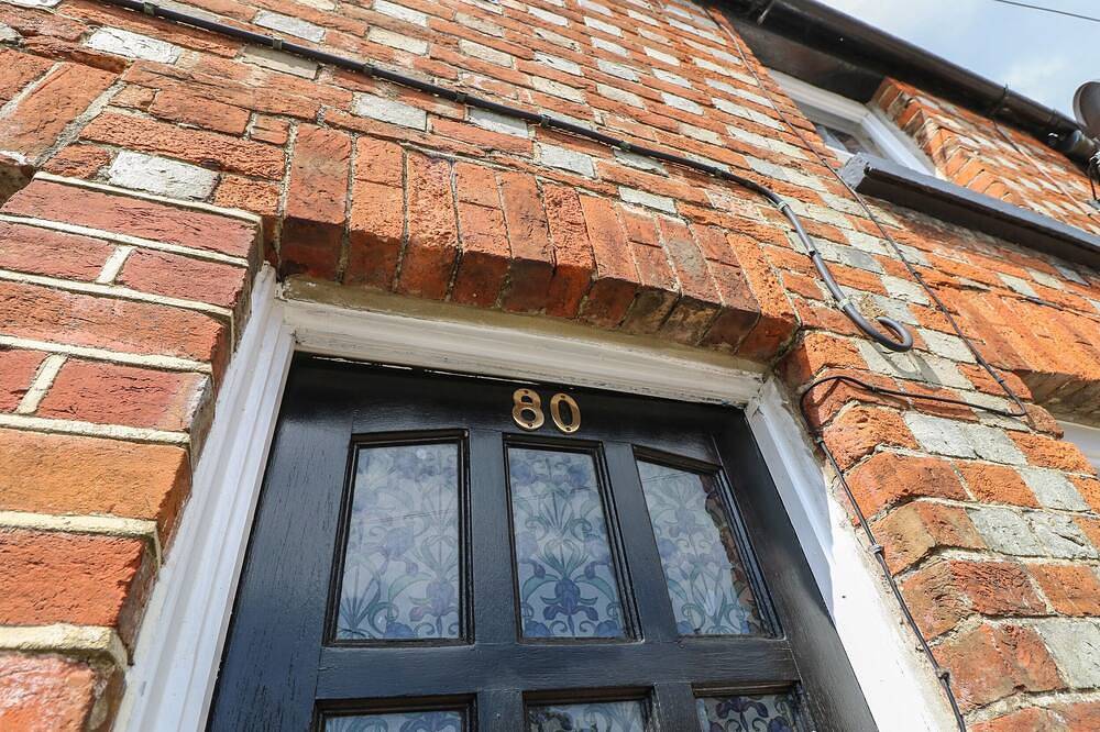 Castle Cottage, pet friendly, with a garden in Carisbrooke in Newport (Isla de Wight), Isla de Wight