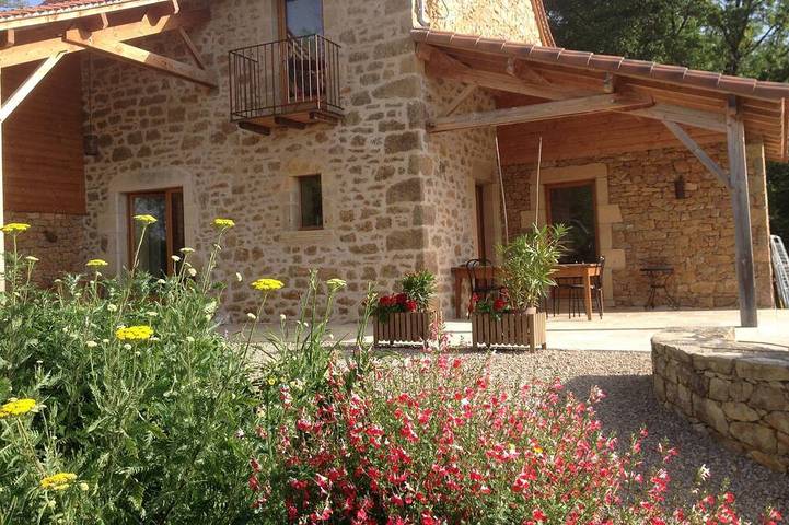 Gîte pour 4 personnes, avec Terrasse ainsi que Jardin et Piscine