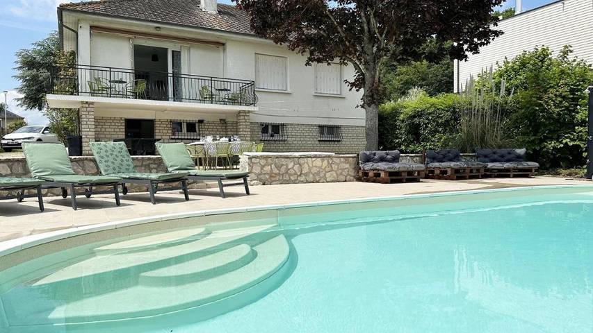 Location de vacances pour 10 personnes, avec terrasse ainsi que piscine et jardin à Cloyes-sur-le-Loir - 4