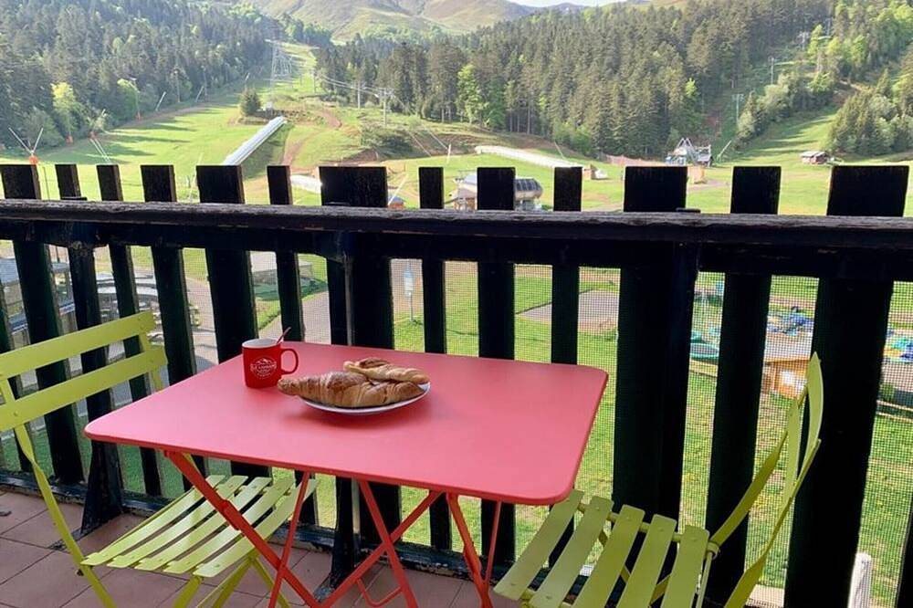 Entire apartment, Modern studio with balcony, near slopes, Wifi in Le Lioran, Laveissière