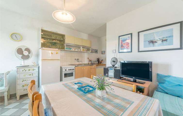 Ganze Ferienwohnung, Apartment am Meer mit Terrasse, Küche und guter Anbindung an Vodice in Tribunj, Šibenik-Knin