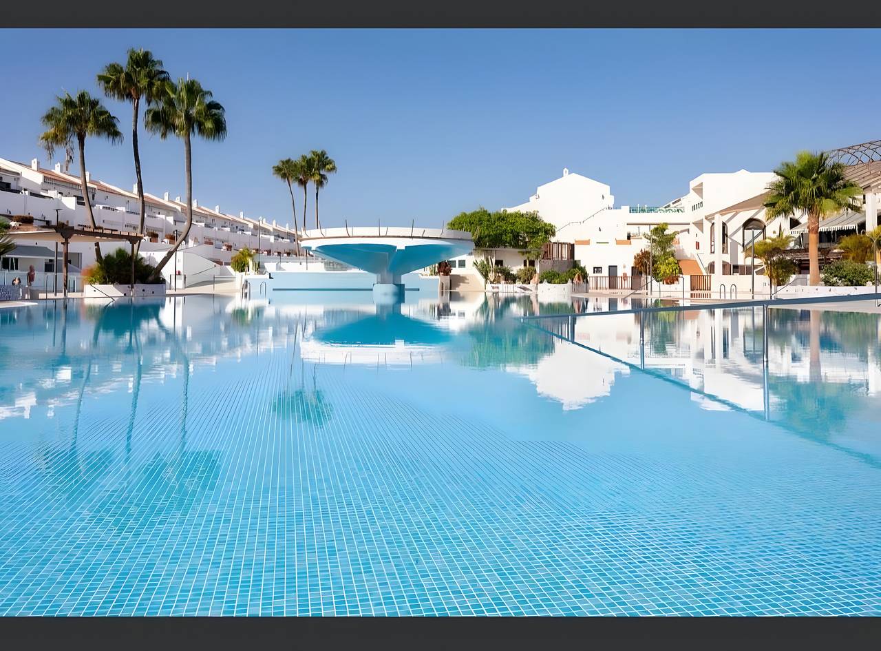 Appartement entier, Vacances 'Costa Serena' avec vue sur la montagne, piscine partagée et Wi-Fi in Costa del Silencio, Arona