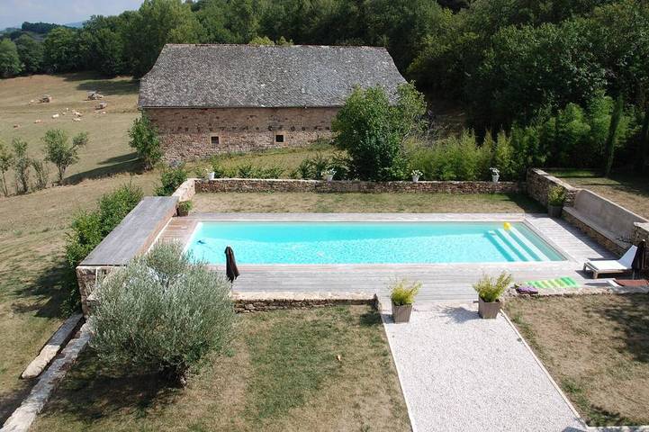 Location de vacances pour 12 personnes, avec jardin à Bessuéjouls