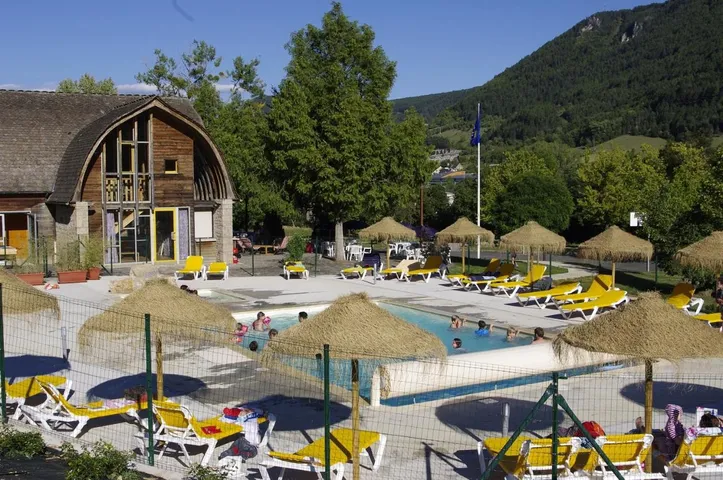 Parque de vacaciones para 4 personas, con jardín además de piscina y jacuzzi - 1