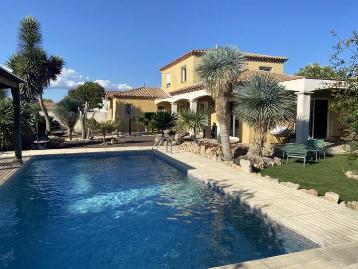 Villa pour 8 personnes, avec terrasse et piscine