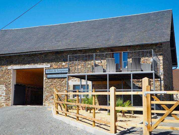 Maison d’hôte pour 2 personnes, avec piscine ainsi que vue et jardin, animaux acceptés à Saint-Pardoux-Corbier