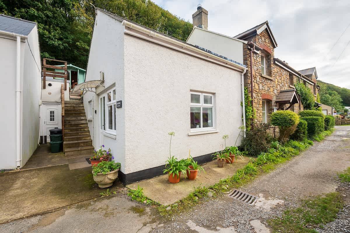 Entire apartment, Riverside Bothy In Heart of Scenic Harbour Village in Solva, Pembrokeshire