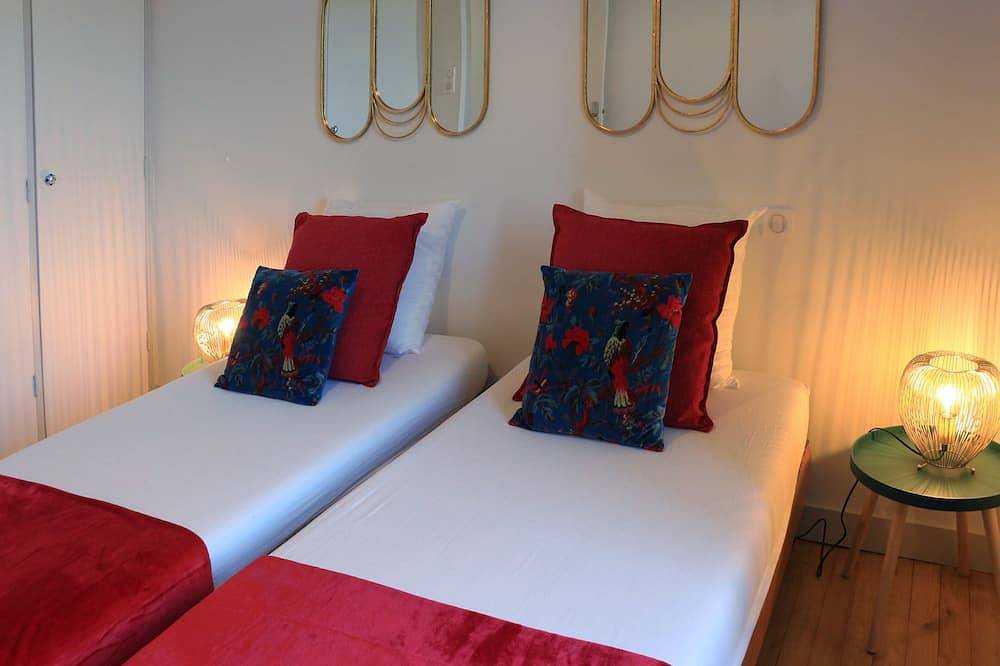 Le gîte de la glycine, renovated house, terrace with magnificent view, enclosed garden in Palmas, Aveyron