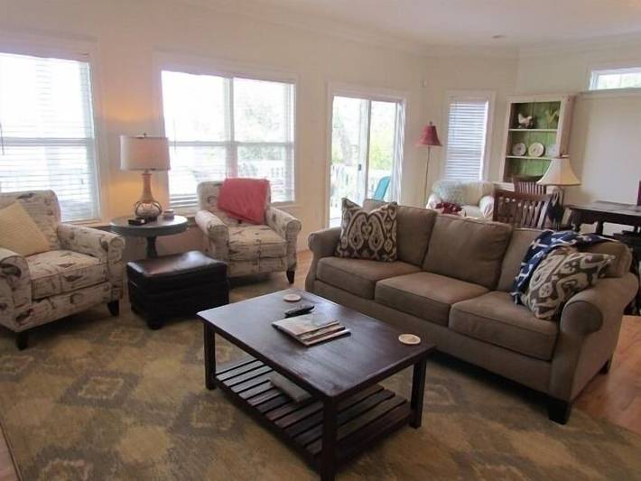 Vacation rental for 21 people, with balcony and hot tub as well as yard in Edisto Beach