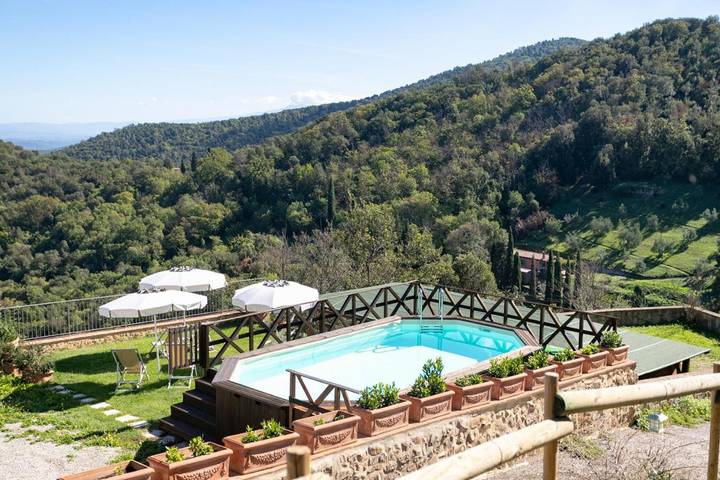 Agriturismo per 8 persone, con Terrazza e Giardino nonché Piscina e Panorama a Roccastrada