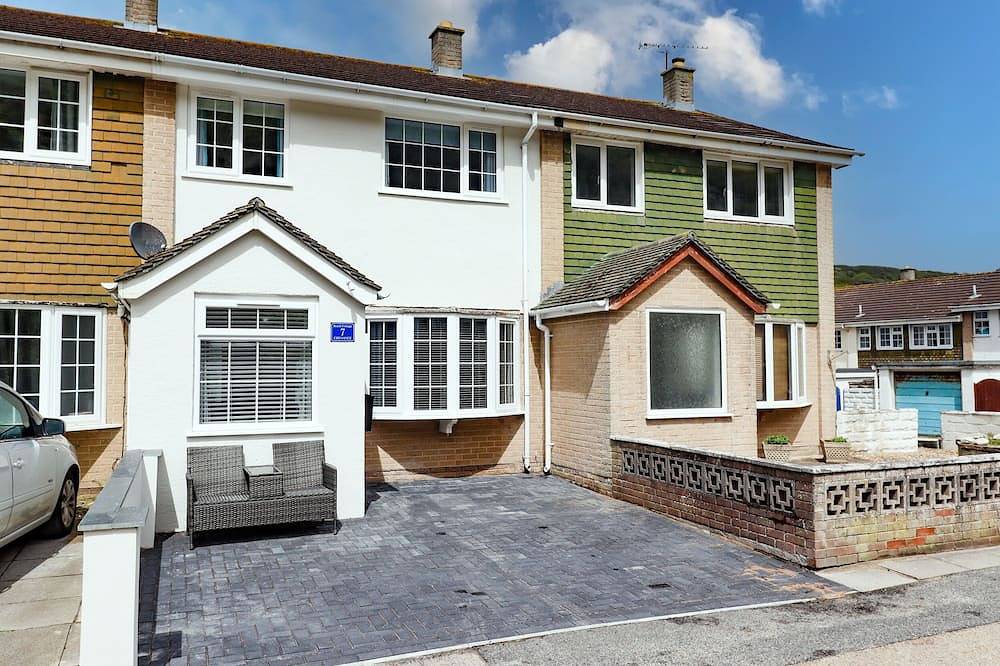 Beach Cottage, pet friendly, country holiday cottage in Portreath in Portreath, Cornwall