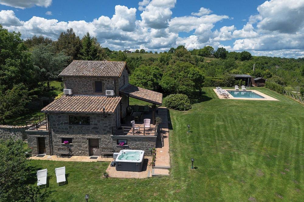 Bauernhaus mit privatem Pool und Jacuzzi, mit einem herrlichen Blick auf den Bolsenasee in Gradoli, Viterbo Provinz