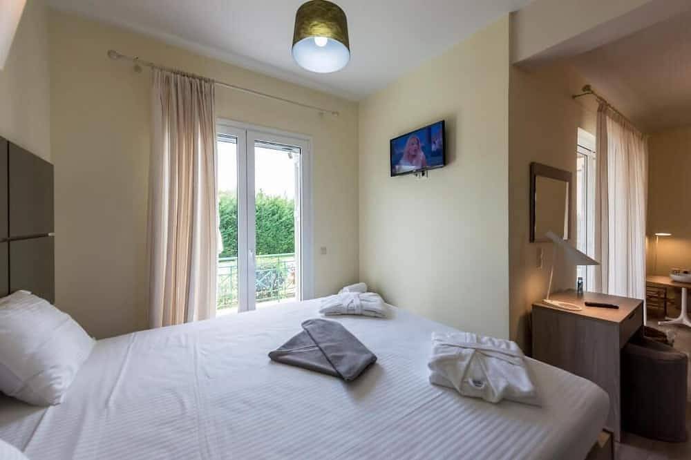 Dimitra, Villa mit Pool 250m zum Strand in Finikounda, Messenien