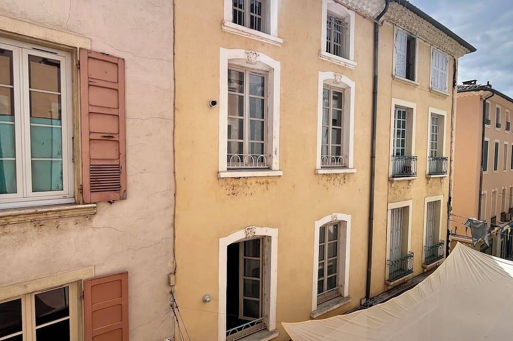 Entire apartment, City center apartment close to swimming, in the heart of local life in Crest, Die region