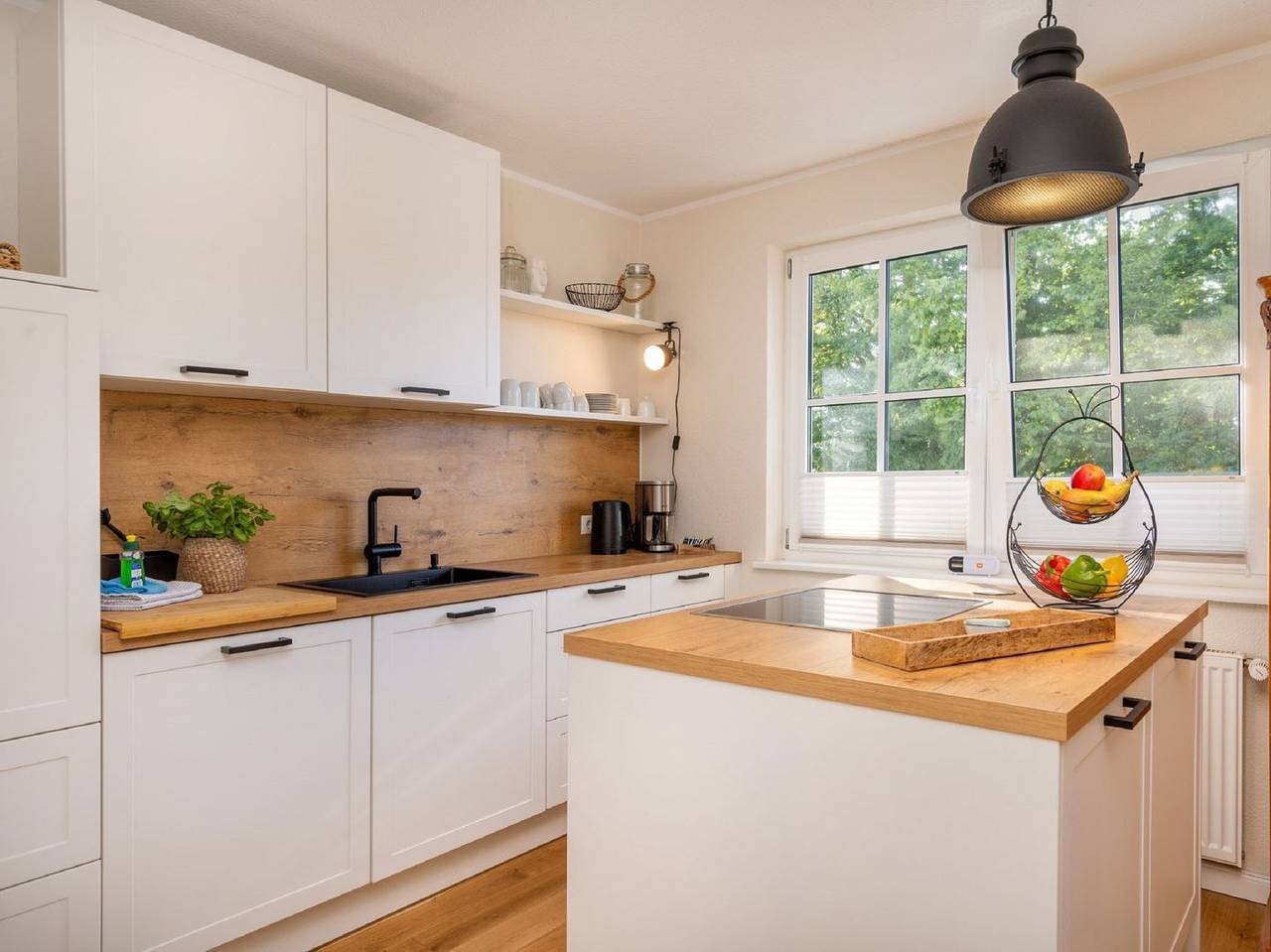 Ganze Wohnung, Direkt am Wasser: Stilvolle Ferienwohnung „Hafenglück“ in Lauterbach auf Rügen in Lauterbach (Rügen), Putbus