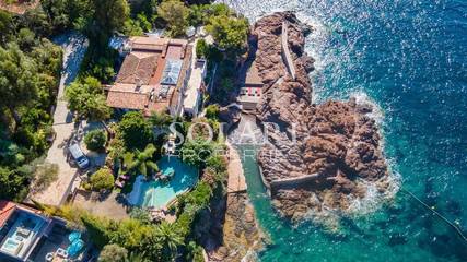 Location de vacances pour 12 personnes, avec jacuzzi ainsi que jardin et piscine à Théoule-sur-Mer