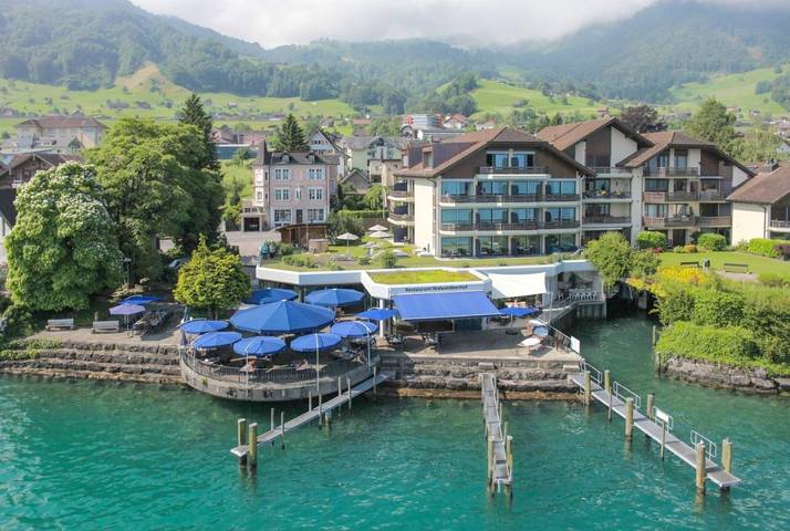 Hotel, mit Balkon und Terrasse sowie Garten und Seeblick in Beckenried