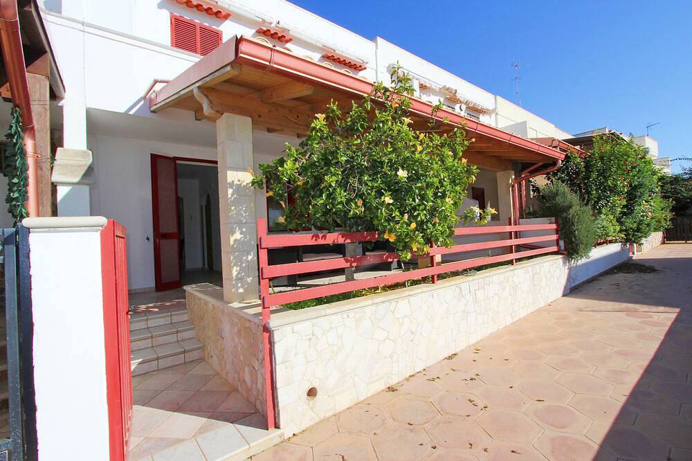 Detached villa with sea view a few meters from the beach in Marina di Pescoluse, Pescoluse