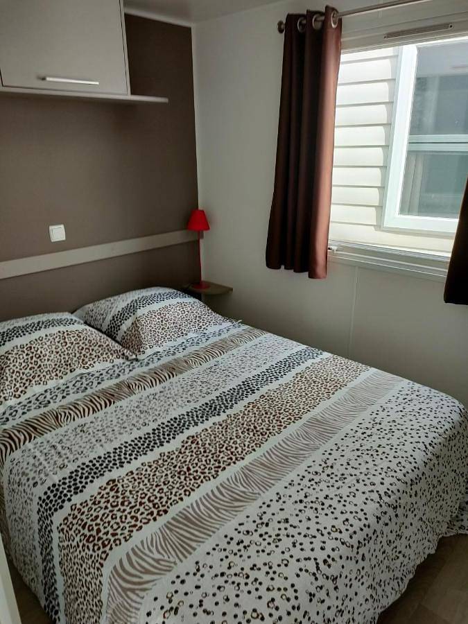 Camping pour 6 personnes, avec bassin pour enfant et piscine ainsi que vue et jardin