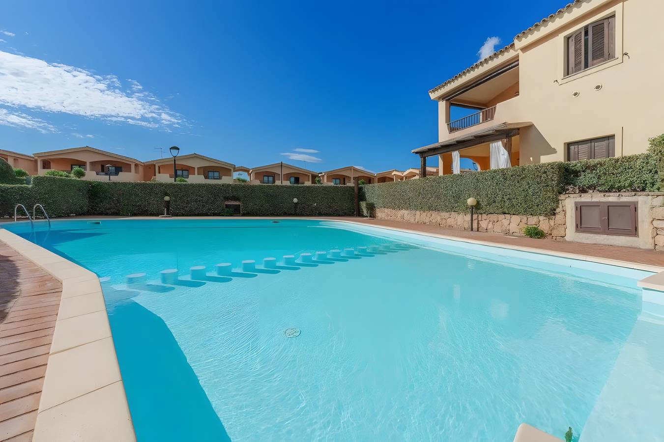 Appartement entier, Appartement « Casa Vacanze Mirtillo » avec piscine partagée, terrasse privée et climatisation in Murta Maria, Gallura