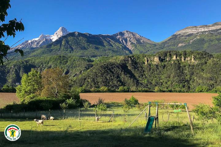 Gîte pour 12 personnes, avec Terrasse ainsi que Jardin et Vue