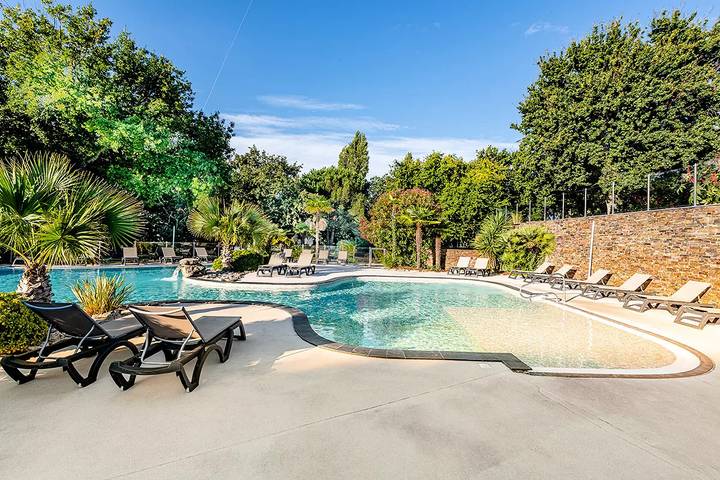 Camping pour 4 personnes, avec Terrasse et Piscine en Aquitaine