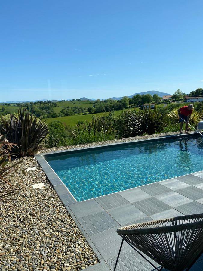 Gîte pour 2 personnes, avec vue ainsi que piscine et jardin à Hasparren - 3