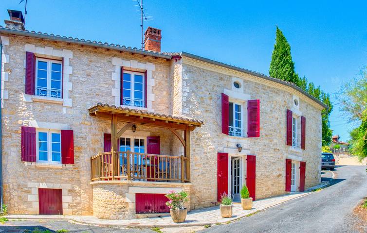 Location de vacances pour 8 personnes, avec terrasse ainsi que piscine et jardin à Savignac-les-Églises