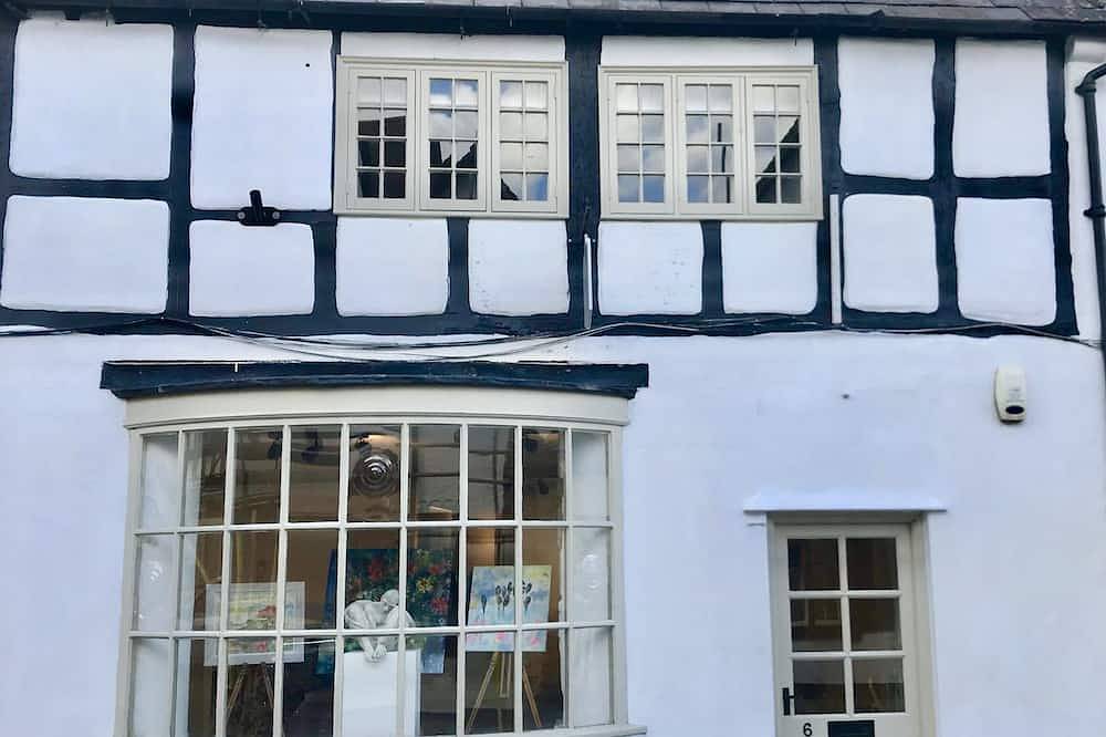 Dove Cottage beautifully restored Tudor cottage sleeps 6 or 7 in Winchcombe, Gloucestershire