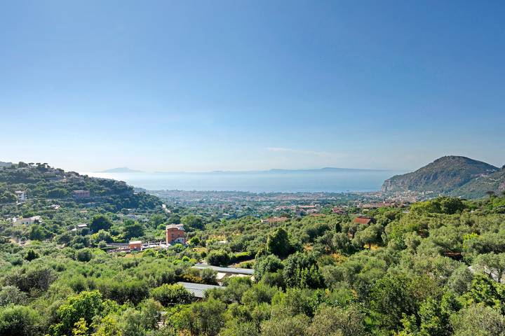 Villa Rosaldo con vistas al mar, terraza panorámica, jardín, parking y aire acondicionado in Piano di Sorrento, Sorrento Coast