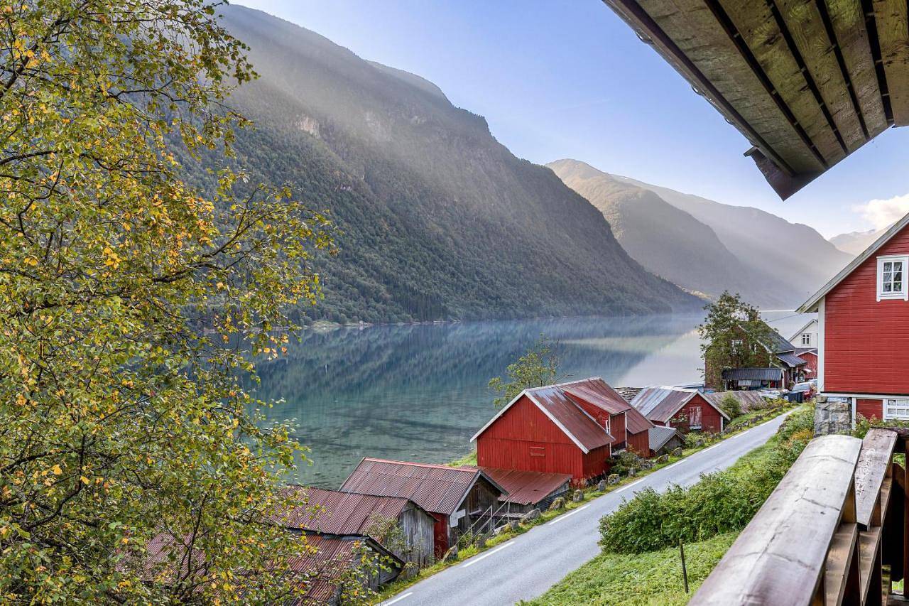 Cabin alongside the beautiful fjærlandsfjord in Sogndal