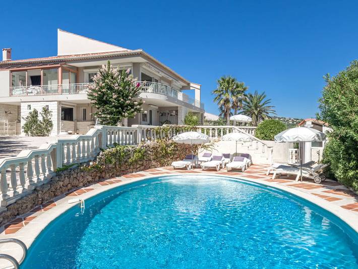 Appartement de vacances pour 12 personnes, avec jardin et sauna ainsi que terrasse et piscine, animaux acceptés à Roquebrune-sur-Argens