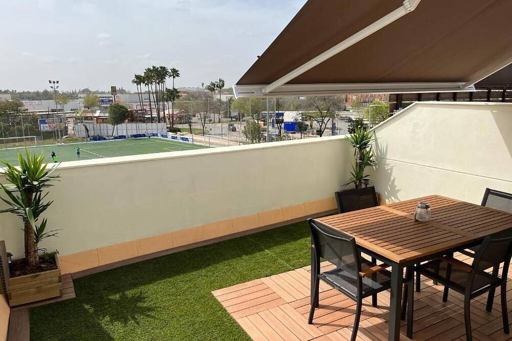 Entire apartment, Duplex with private terrace and parking 15 minutes from Seville in Dos Hermanas, Sevilla Province