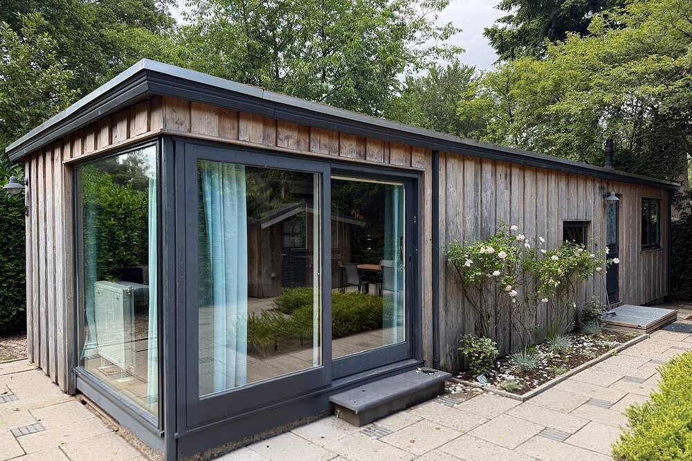 Gemütliche Lodge (48 m²) für 2 Personen mit Vollküche und großem Garten. Dein Vierbeiner ist herzlich willkommen für einen unvergesslichen Veluwe-Urlaub. in Harderwijk, Veluwe