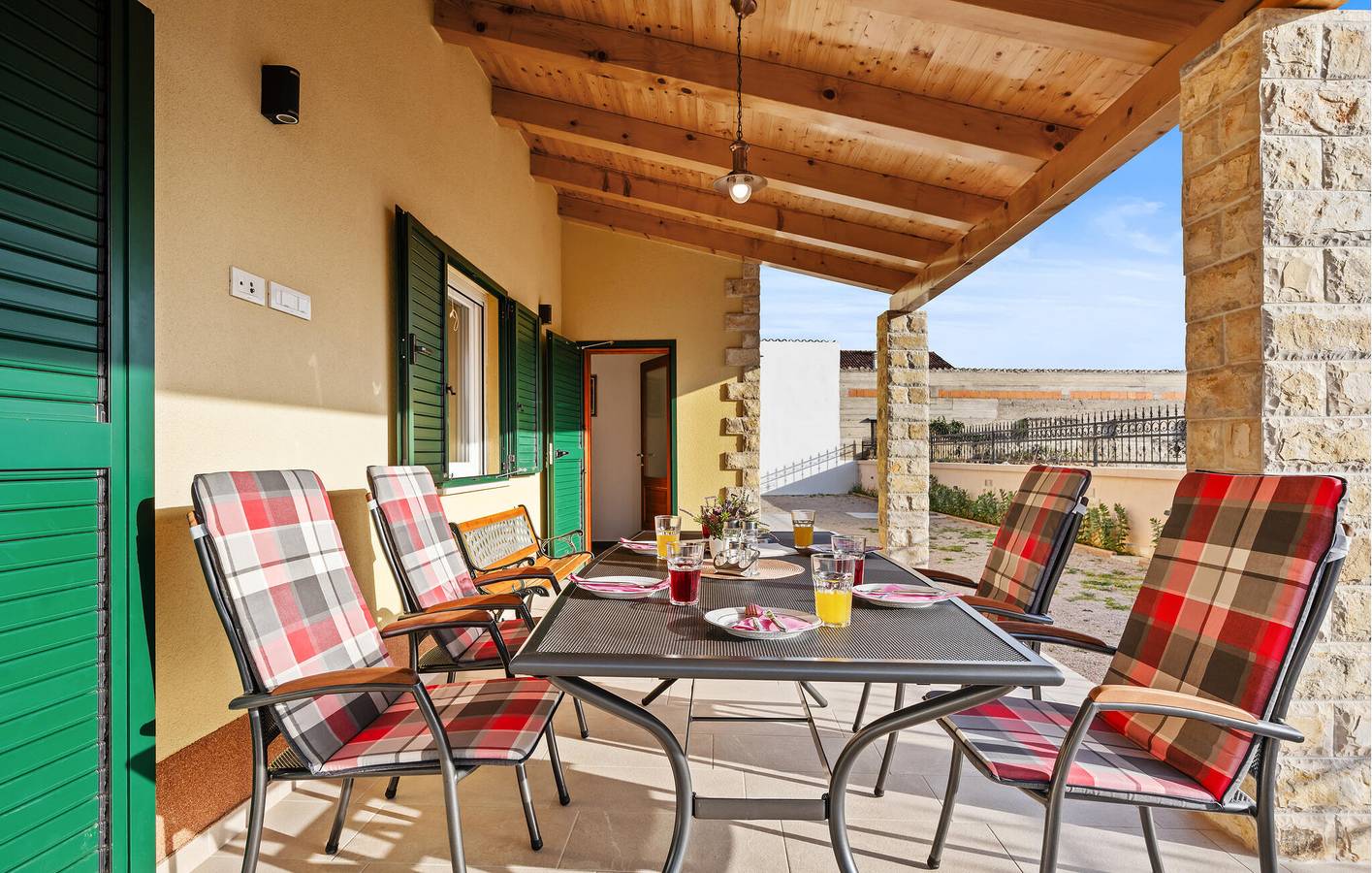 Charmante Unterkunft, 1 km vom Strand entfernt: Gemütliche 100 m² große Wohnung mit Terrasse und Parkplatz in Vodice, Šibenik-Knin