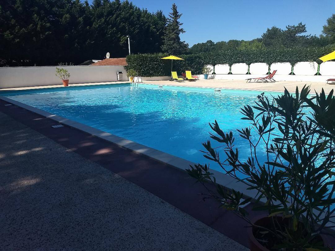 Mobilhome climatisé, calme, sur terrain arboré, avec piscine, terrasse privée & climatisation in Les Mathes, Côte de Beauté