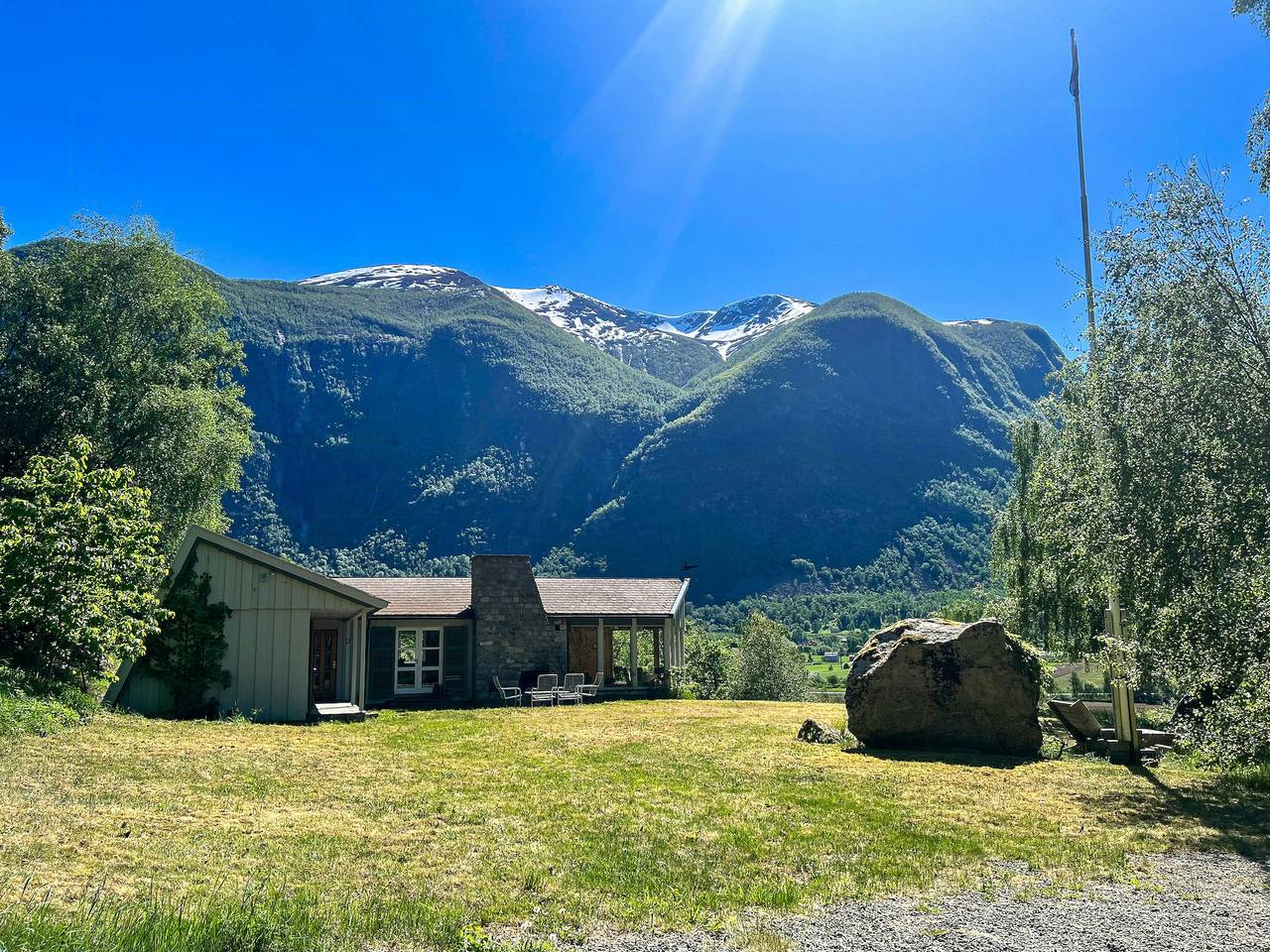 Historische Hütte am Fluss Lærdalselven in Lærdal