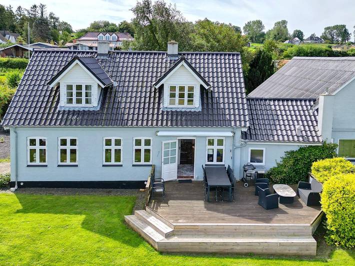 Ferieudlejning for 12 personer, med Terrasse og Have i Middelfart
