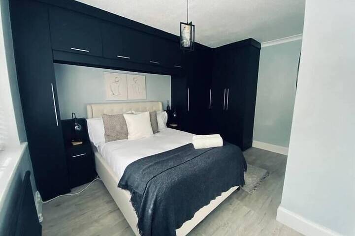 Manchester - City Centre - Hot Tub - Free Private Parking - Sleeps 8 in Grand Manchester