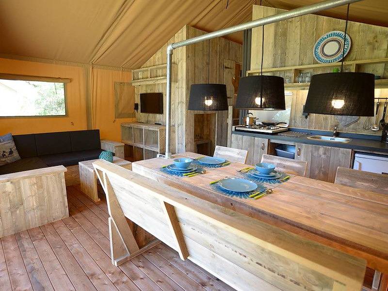 Vakantiefriesland — Safari tent in Lemmer on the water in Bant, IJsselmeer