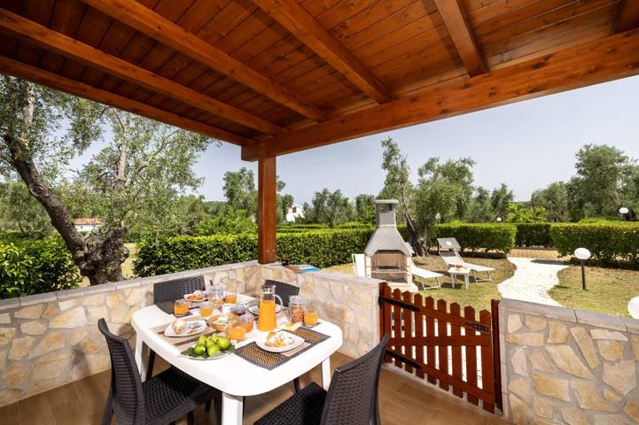 Location de vacances pour 6 personnes, avec terrasse ainsi que piscine et jardin, animaux acceptés à Vieste - 2