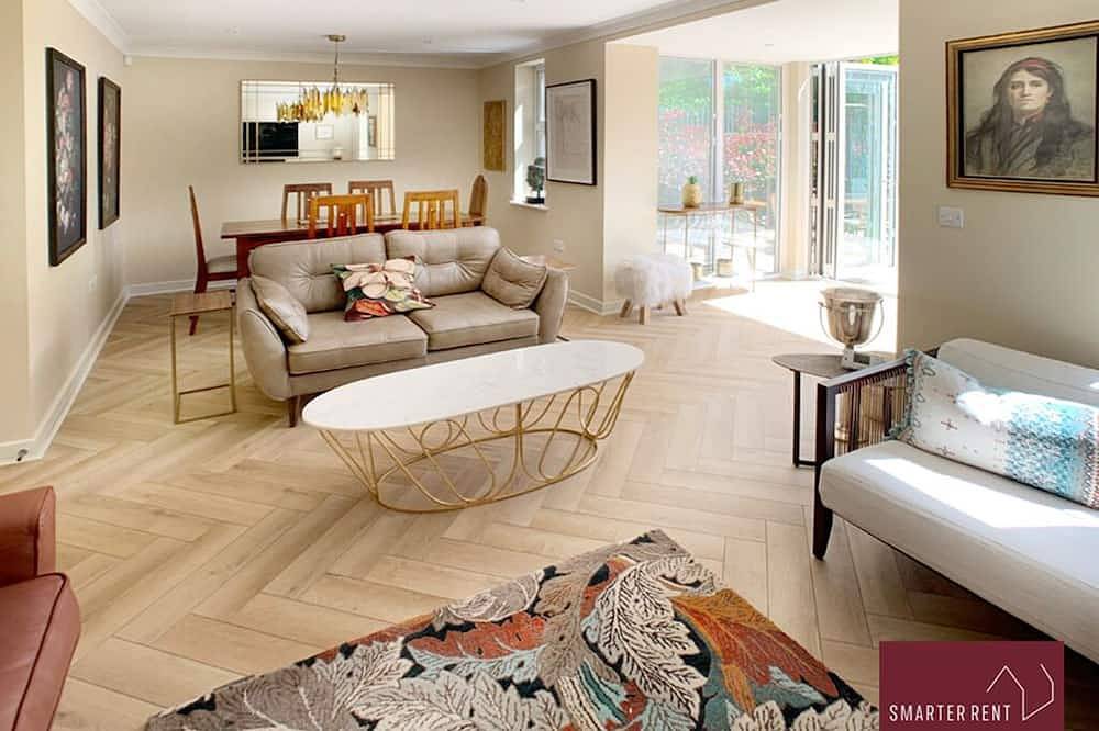 Chobham - Parking, Garden, Gated in Woking, Surrey