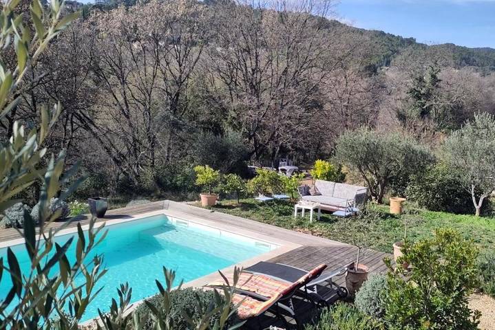 Chambre d’hôte pour 2 personnes, avec jardin ainsi que piscine et vue