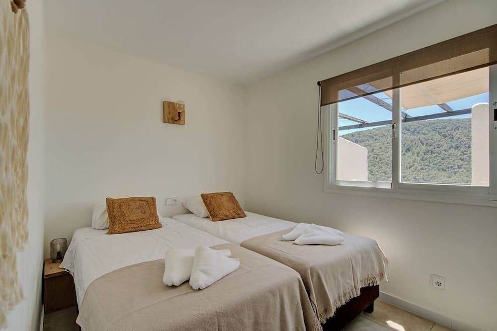 Entire apartment, Apartment no. 4, 1 bedroom, 1 bathroom in Cala Llonga, Santa Eulària des Riu