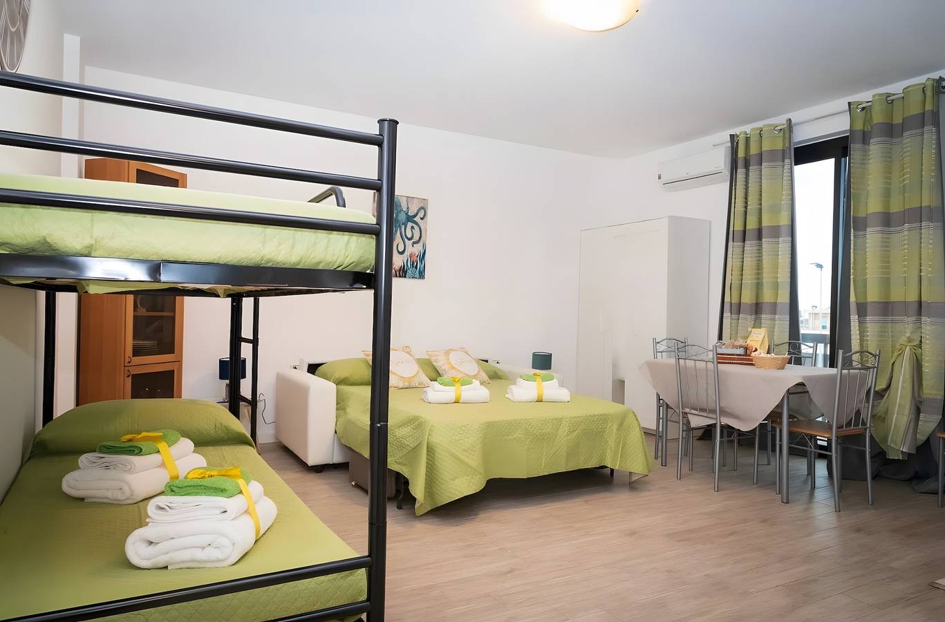 Apartamento entero, Apartamento 'Unità 2' con vistas al mar, Wi-Fi y aire acondicionado in Ceriale, Riviera di Ponente