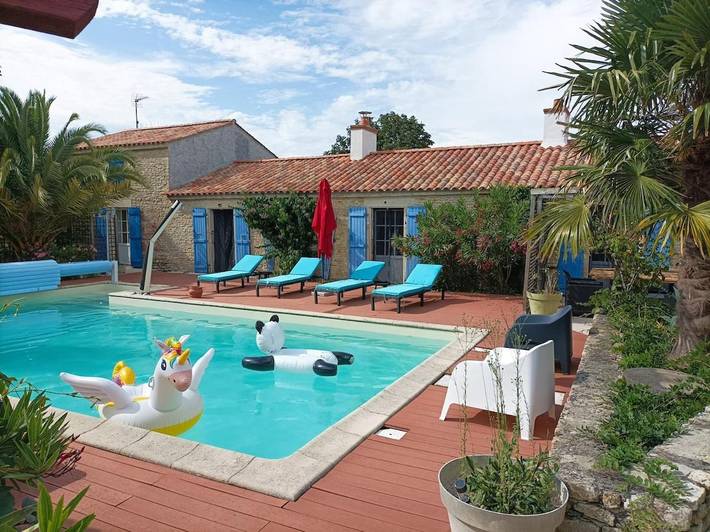 Gîte pour 2 personnes, avec piscine ainsi que terrasse et jardin à Sainte-Radégonde-des-Noyers